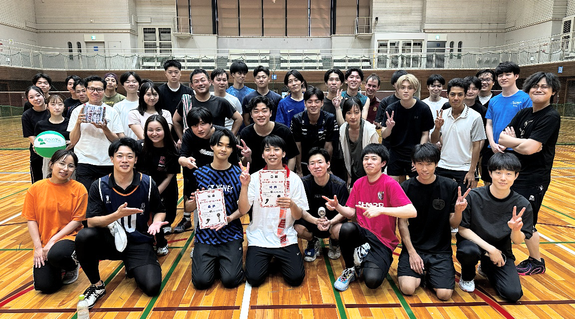 【本社・八尾】　笑顔と歓声が体育館いっぱいに　～バレーボール部＆労使合同による　「ゆるスポ　ビーチボールバレー大会」を開催～