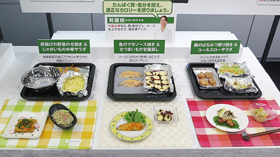 腎臓病の方におすすすめ 左から　厚揚げの野菜のせ焼き＆じゃがいもの中華サラダ　魚のマヨソース焼き＆さつまいもの甘露蒸し　鶏のはちみつ照り焼き＆コールスローサラダ