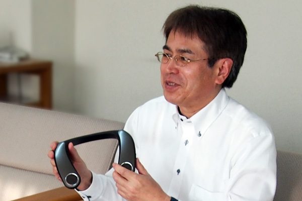 ネックスピーカーを持つ開発担当の蓑田さん
