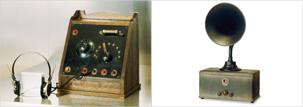 国産第1号の鉱石ラジオ(左)と真空管ラジオ(右)