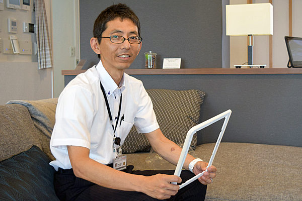 「外周プロテクション」を説明する開発/機構設計担当の中嶋さん