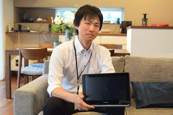 「ビームフォーミング」技術を説明する商品企画担当 三浦さん