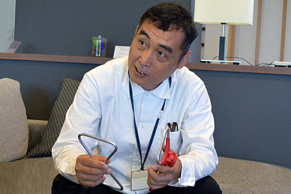 「スリムハンドルスタンド」について熱く語るデザイン担当の清水さん