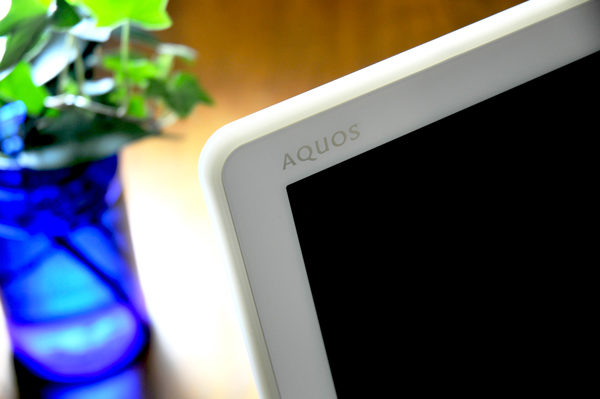 「外周プロテクション」(モニターのサイド外周を柔らかくて滑りにくい「エラストマー素材」に)