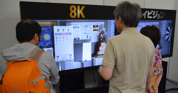 ８Kとハイビジョンの映像の比較デモの様子