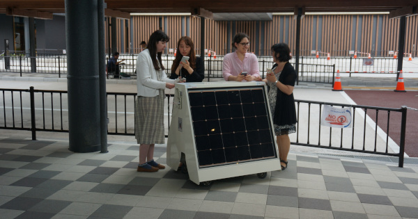 奈良公園バスターミナルに試験導入された移動可能型ソーラー充電スタンド<LN-CB1AA>