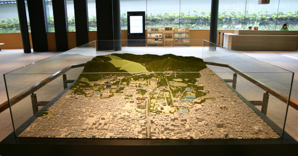 東棟1階の総合案内 奈良公園のジオラマ模型が展示されていました