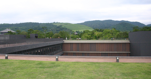 屋上庭園からの眺め。左が東大寺大仏殿、中央が若草山