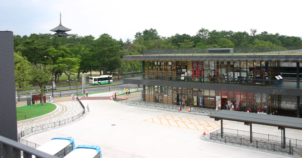 南には興福寺五重塔も見えます