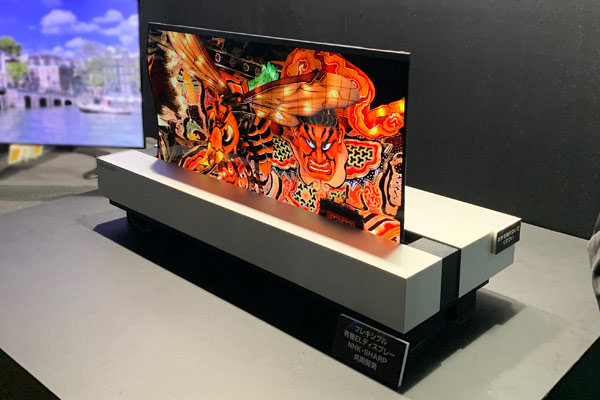 下の筐体から表示部がせり上がってくる様子4