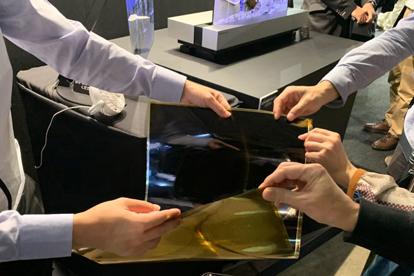 フレキシブルに曲げたディスプレイを触ってもらう様子