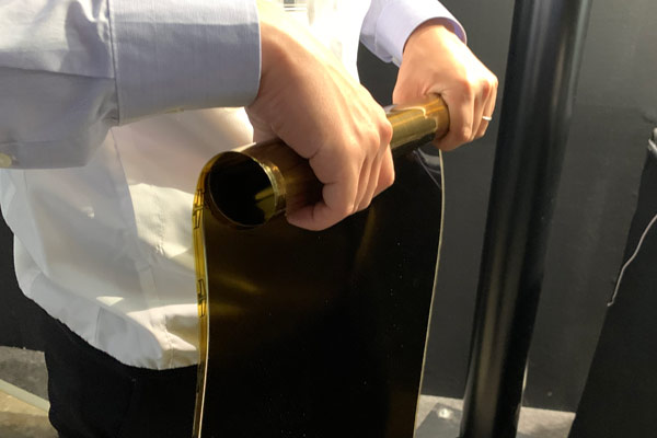 ディスプレイ画面を丸める様子