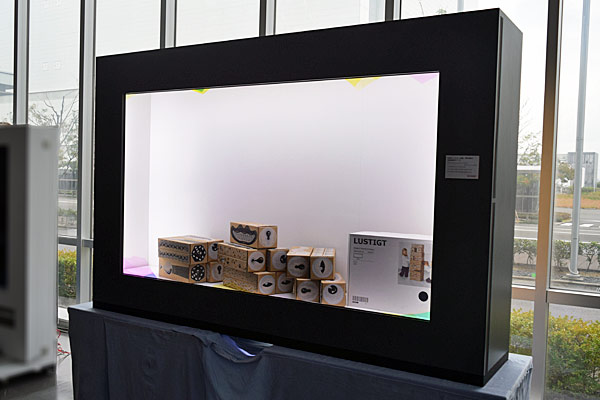 90型「シースルー液晶ディスプレイ」透過重視タイプ <映像を表示していない時>