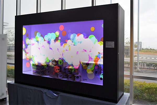 90型「シースルー液晶ディスプレイ」透過重視タイプ <映像を表示している時>