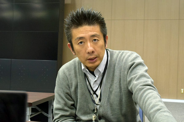 「シースルー液晶ディスプレイ」の開発を担当する ディスプレイデバイスカンパニー第1ディビジョン 第3事業部 第2開発部 課長 神志那 典彦