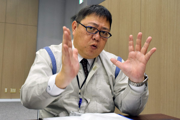 「シースルー液晶ディスプレイ」の企画・営業戦略を担当する ディスプレイデバイスカンパニー第1ディビジョン 第3事業部 営業管理部 参事 浅野 貴元