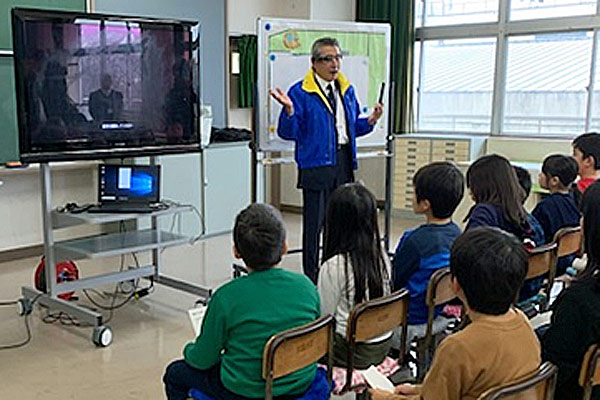 『インテリジェントビューア』を装着して説明する千葉市動物公園長 鏑木さん