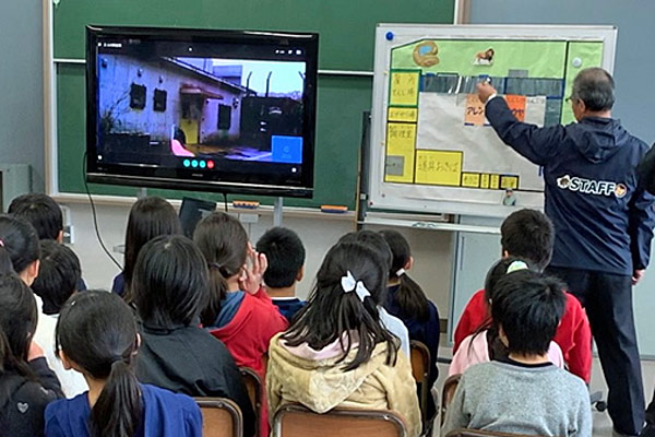 千葉市動物公園スタッフで教育コーディネーターの鵜沢さんより、厩舎の全体像などを紹介