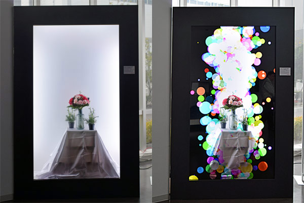 90型「シースルー液晶ディスプレイ」映像重視タイプ (左は映像を表示してない時 右は映像を表示している時)