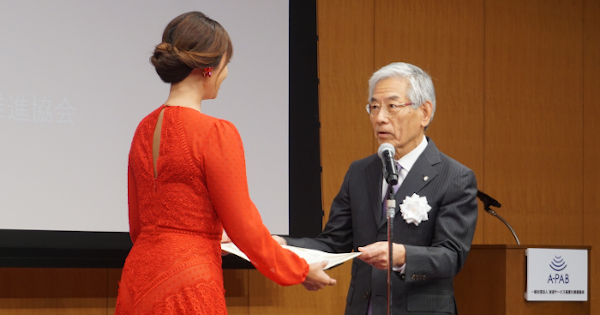 感謝状を贈るA-PABの福田理事長