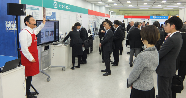 実演販売士が製品の使い方を実演