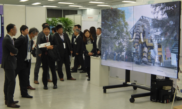 60V型4Kマルチディスプレイを4枚組み合わせた、8Kサイネージ