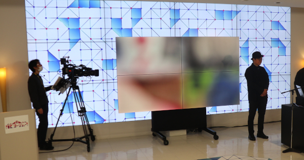 8K 120インチ相当の60V型4面マルチディスプレイ