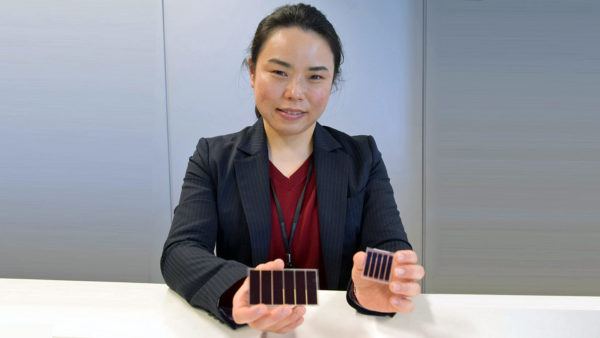 色素増感太陽電池の開発を担当した 研究開発事業本部  研究員 扇谷 恵 ＜左：「レスビー®」搭載の色素増感太陽電池　右：「レスビー®」製品化以前の色素増感太陽電池（試作品）＞