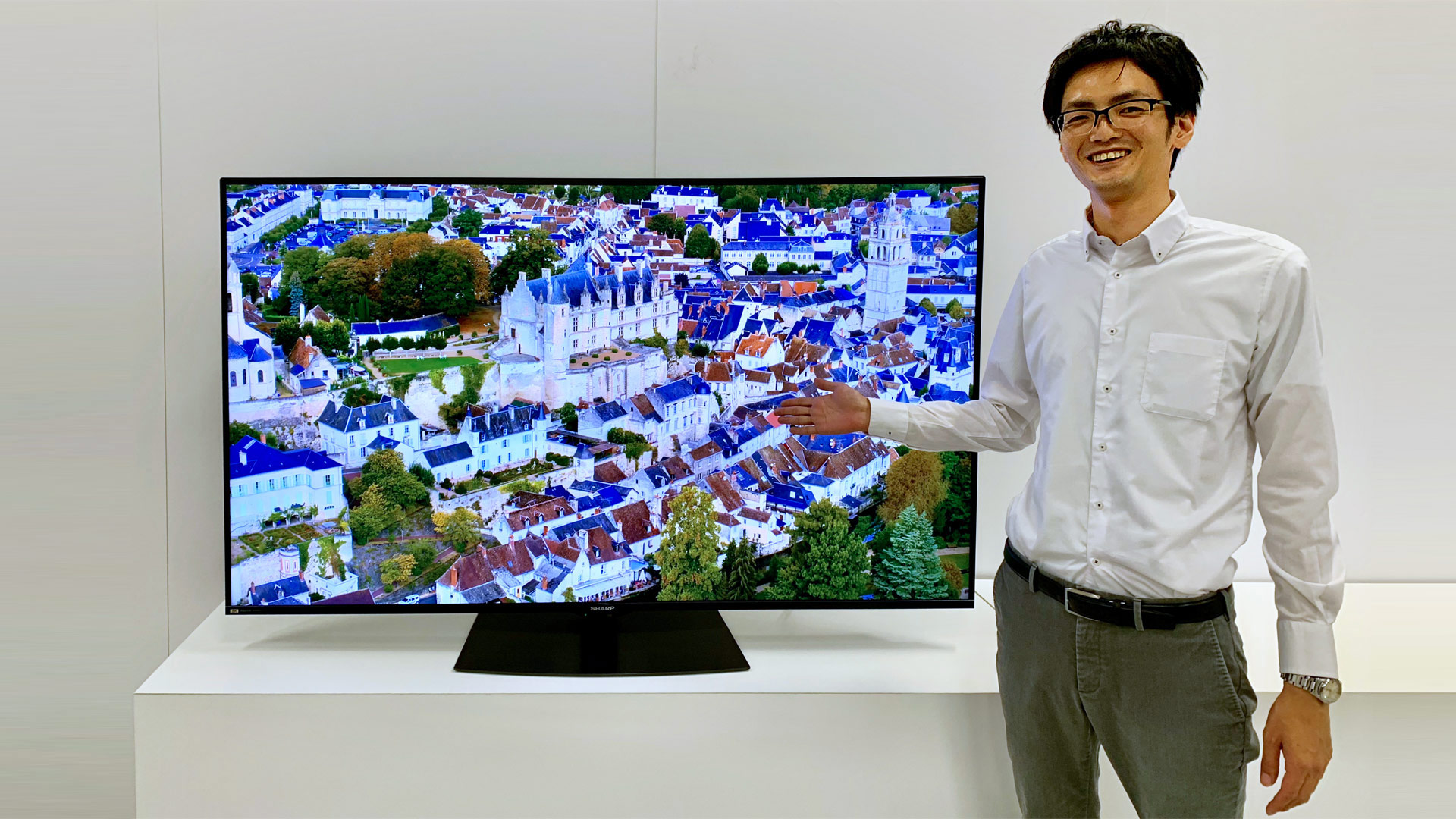 BS8Kチューナー内蔵 8K液晶テレビ『AQUOS 8K』CX1シリーズ＜8T-C60CX＞を 紹介する国内TV事業部の西本さん