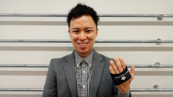 「CORE COOLER」を手に装着した　デサントジャパン株式会社　井上さま