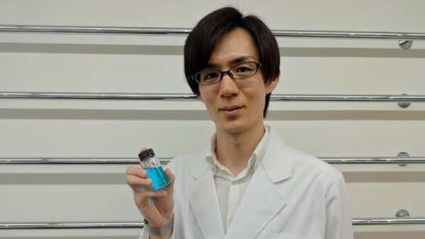 当社「TEKION LAB」　篠崎さん （手に持つのは「CORE COOLER」で使用されている12℃「適温蓄冷材」）