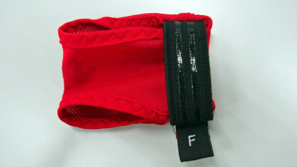 「CORE COOLER」アタッチメントの裏側 （「適温蓄冷材」が滑らないよう、装着する黒い部分にシリコンのゴムを貼り付け）