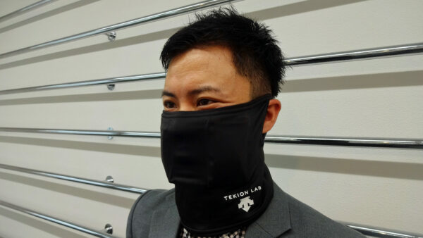 デサントジャパン株式会社 井上さま 装着しているのは、デサントジャパン株式会社から発売された当社12℃「適温蓄冷材」使用の 「適温クーリングフェイスガード」