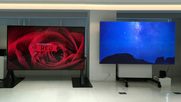 120V型 8K液晶ディスプレイ＜8M-B120C＞(左)と  60V型 4Kインフォメーションディスプレイ＜PN-V605H＞（4面マルチ）