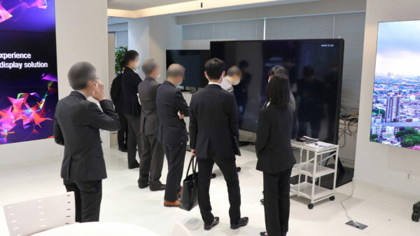 120V型 8K液晶ディスプレイ＜8M-B120C＞の展示コーナーに集まった来場者のみなさま