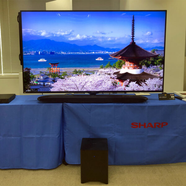 8K液晶テレビ『AQUOS 8K』＜8T-C70CX1＞（上）とシアターバーシステム『AQUOS オーディオ』 ＜8A-C22CX1＞を接続して、映像と音声を体感いただきました