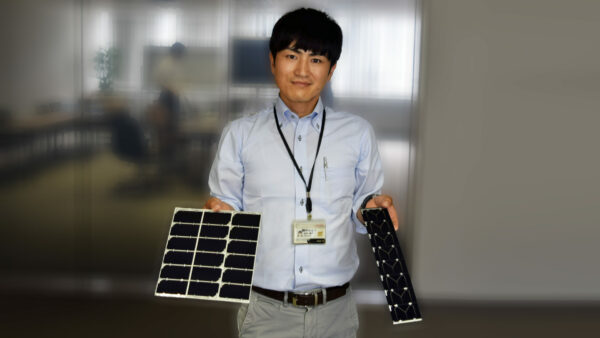 世界最高水準の「Ⅲ-Ⅴ化合物3接合型太陽電池モジュール」を持つ化合物事業推進部の主任 田中 康裕 <右 形状に合わせて細長くカスタマイズした太陽電池モジュール(日産向け)>