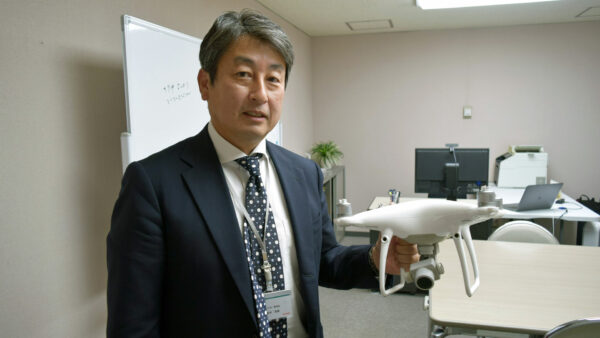 ソラカケ株式会社 松本さま(手に持つのはドローン)