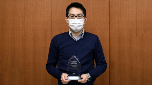 「CEATEC AWARD 2020」ニューノーマルソリューションズ部門グランプリの楯を持つ 村田さん