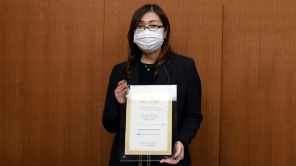 「CEATEC AWARD 2020」ニューノーマルソリューションズ部門グランプリの賞状を持つ 津田さん