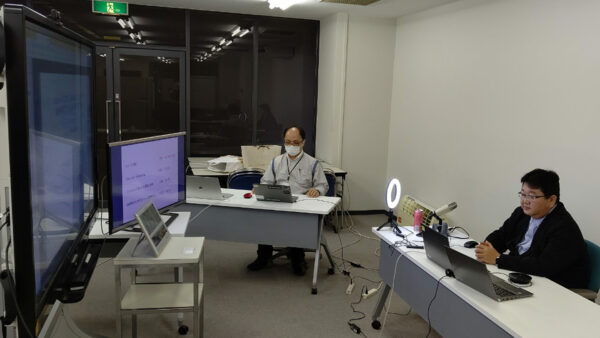 「One Day Bootcamp ～これから始めるモノづくりセミナー～」の様子（右：配信を行う金丸さん）