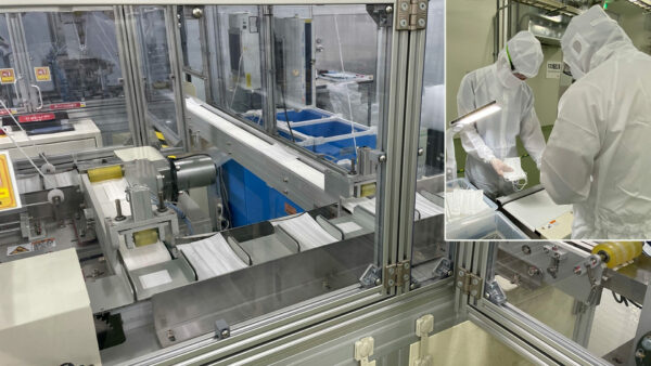 シャープ三重工場のマスク製造ライン（右上：クリーンルーム内で防塵服を着て作業する担当者）