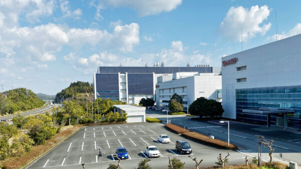 シャープ三重工場（敷地約34万㎡、約1,300人が働いています）