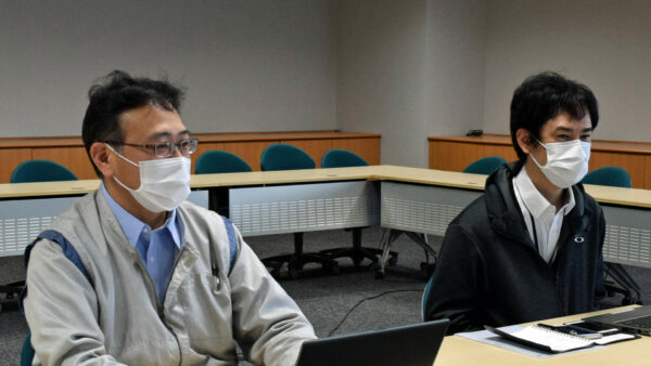 取材中の野村さん・幾竹さん