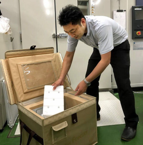 「定温輸送容器セット」での「3℃適温蓄冷材」使用について<br/>検証を行う スギヤマゲン藤井さま