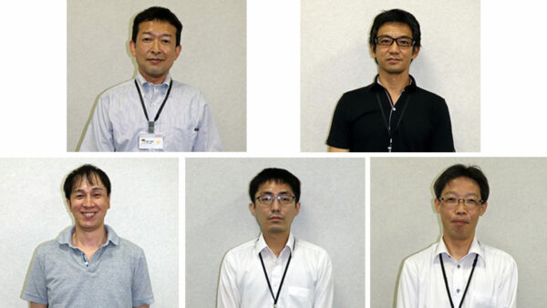 上段 左より 商品企画部 係長 道中 誠司、センサー事業拡大部 係長 井上 高広、 下段 左より センサー事業拡大部 主任 西川 英敏、同 主任 工藤 広太、同 主任 金本 守人 * ともに、(SFS)セミコンダクター事業部 所属