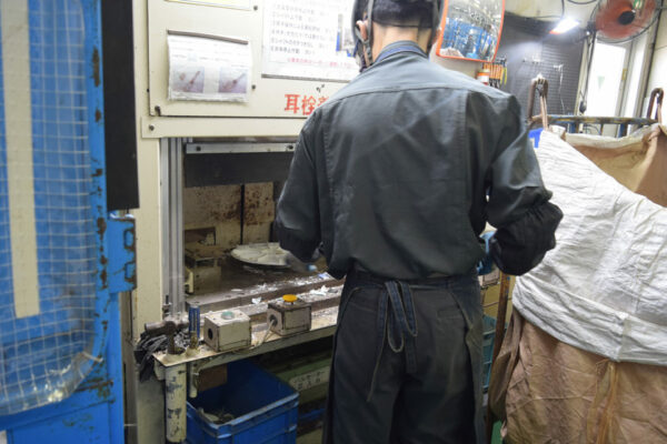 パルセータ芯抜き装置でプラスチックと金属を分離