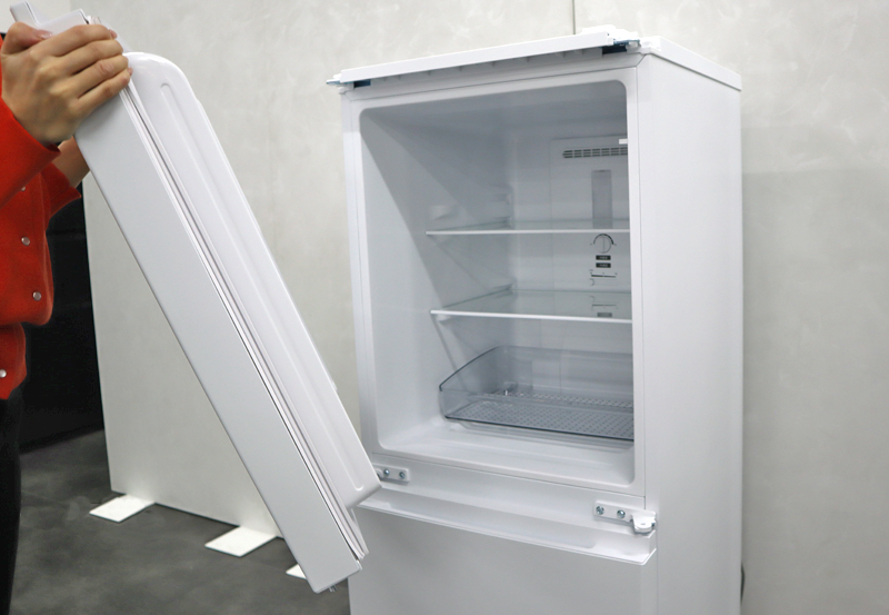 冷蔵庫のドアの開く方向、自分で変えてみました！—「つけかえどっちも